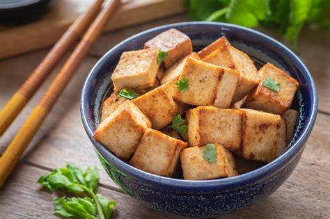  Le Tofu Braisé de Hechi: Un Délice Savoureux et Umami qui Embaume les Ruelles de la Ville