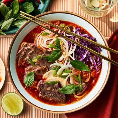  Bún bò Huế: Un bouillon épicé qui révèle les saveurs terrestres et marines du Vietnam!