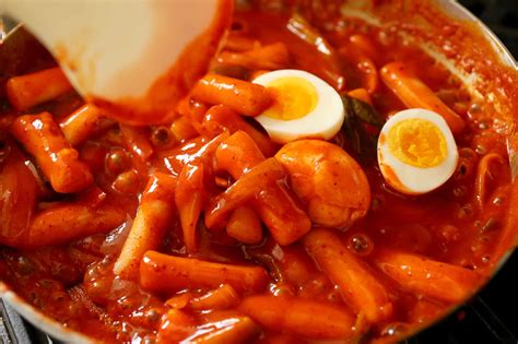  Ddeokbokki : Une explosion de saveurs épicées et sucrées en un seul bol !