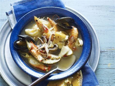  La Bouillabaisse : Une symphonie iodée de poissons et crustacés ensoleillés par l'huile d'olive!