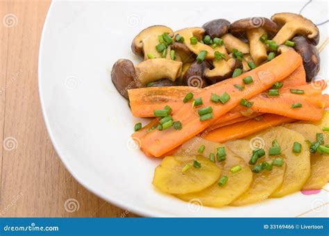  La Sauté de Champignons Shiitake et Pomme de Terre à la Panzhihua : Un Mélange Explosif d'Aromes Terreux et de Saveurs Fraîches !