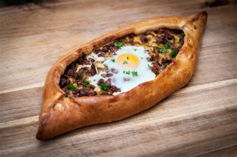 Pide: Une Explosion de Saveurs Orientales dans une Pain Croustillant et Aérien!